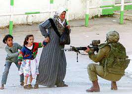 Foto Israëlische militair houdt vrouw met twee kinderen onder schot