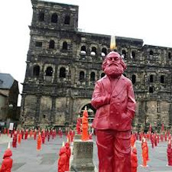 Rode beeldjes Marx in Trier