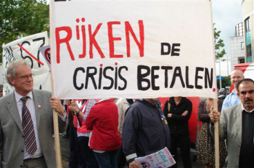Spandoek De rijken de crisis betalen