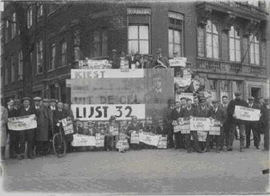 Foto: 1933 Rotterdam Tweede Kamerverkiezingen - Sneevliet uit de cel, in de Kamer.