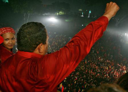 Foto Chavez met gebalde vuist