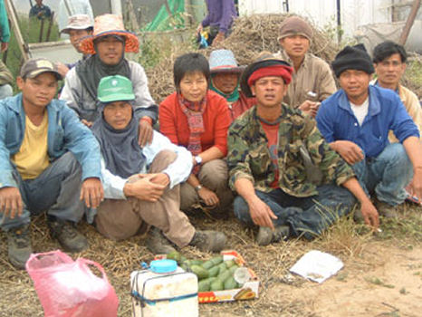 Het Thaise delegatielid Lek met Thaise landarbeiders
