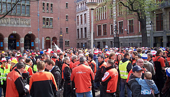 Postbodes in aktie, 25 april 2008, foto Billy Leathem