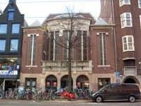Foto van de voorgevel van het Rozentheater in Amsterdam