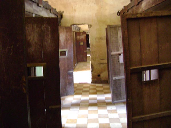 Foto: een cellenblok in S21 - foto Rob Lubbersen