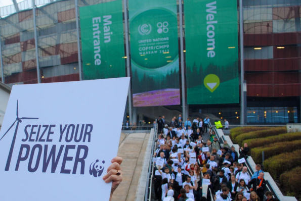 Foto activisten verlaten COP19