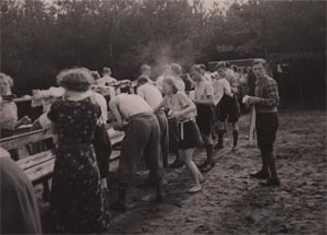 Foto: Op het NAS-terrein van het Ferdinand Domela Nieuwenhuis-Oord in Beekbergen in de jaren dertig.