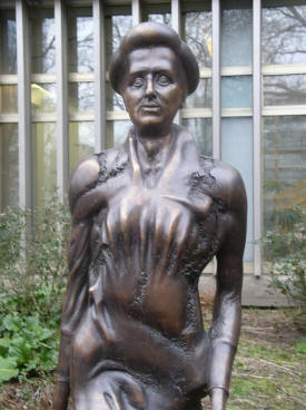 Rosa Luxemburg, beeldhouwwerk van Rolf Biebl, Franz-Mehring-Platz in Berlijn. (commons.wikimedia.org)