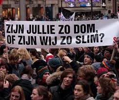 Foto van protest studenten met spandoek: Zijn jullie zo dom, of wij zo slim?