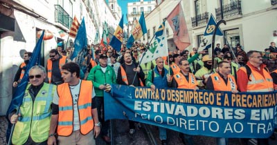 Foto van actievoerende Portugese havenwerkers.