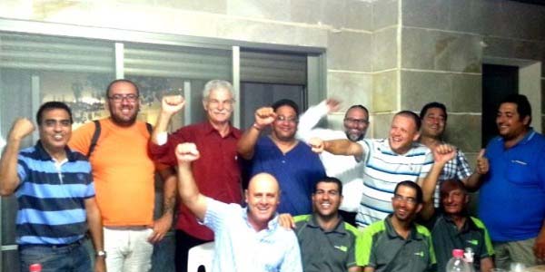 Foto van truckers in overwinningsstemming met gebalde vuisten