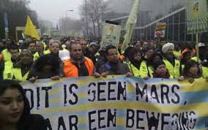 Foto demo - spandoek: dit is geen mars maar een beweging