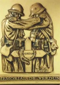 Bronzenplaquette van gezamenlijk om Verdun rouwende Engelse en Duitse soldaat