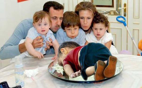 Foto van familie Assad die in plaats van de kaarsen op de taart uitplazen naar een dood kind op tafel blazen