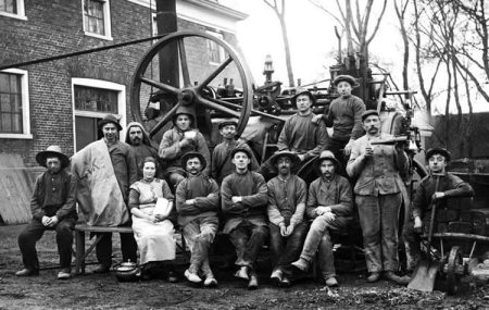 Foto arbeiders met stoommachine