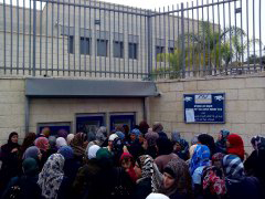 Foto van rij tijdens registratiedag voor vrouwen bij het 'arbeidsbureau' in Oost-Jeruzalem, oktober 2015.