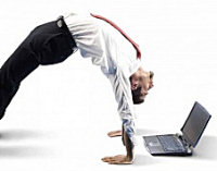 Foto Laptop man op zijn kop