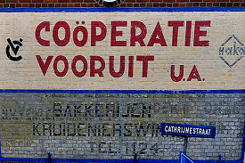 Oude muur reclame co&ouml;peratie Vooruit