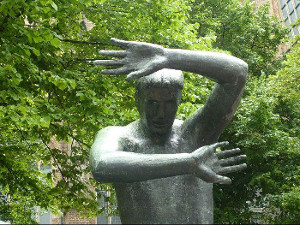 Standbeeld afwerende houding