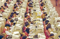 Massaal achter beeldschermen