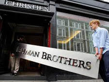 Foto naambord Lehman Brothers wordt veilinghuis Christie's binnengedragen