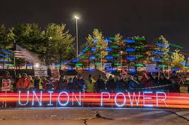 Foto van neonlampen Union Power op plein