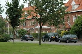 Foto mooie woonwijk met grote auto’s voor de deur