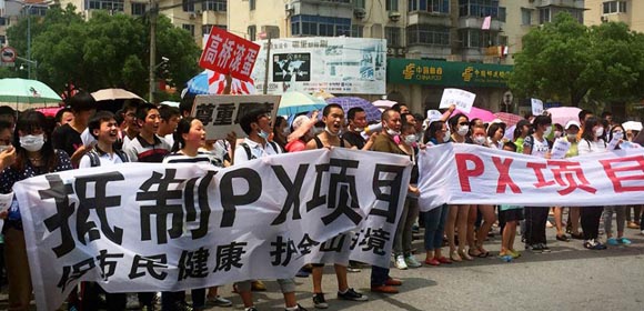 Spotprent - Vrolijke Chinezen houden dollartekens vast