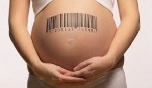 Foto van zwangere vrouw met barcode op haar blotebuik