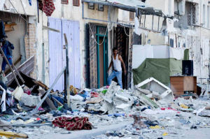 Foto man met kapotte huisraad op straat