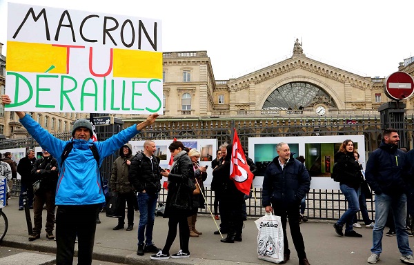 Foto protest tegen Macron: Marcon – Tu D&eacute;railles