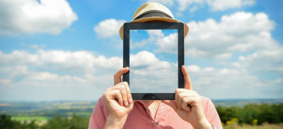 Afbeelding gezicht man verstopt achtet tabled