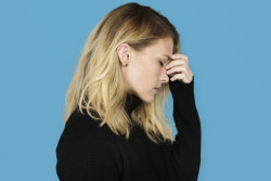 Foto vermoeide jonge vrouw