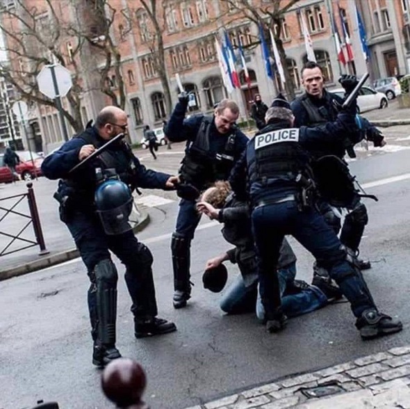 Foto van ME-ers die betogers in elkaar slaan