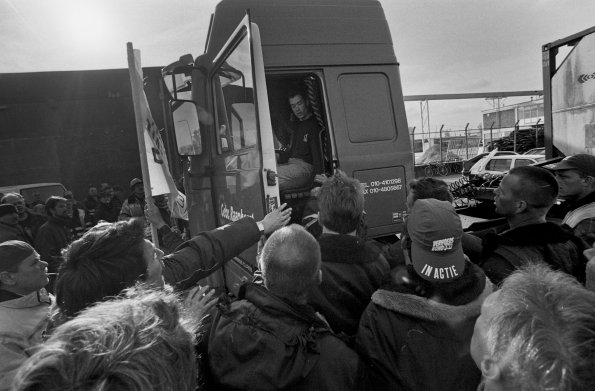 Foto Blokkade FNV vervoer met vrachtwagen (april 1997)