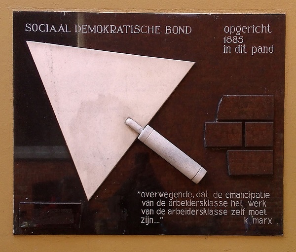 Afbeelding plakkaat op pand SDB in Groningen
