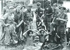 Foto soldaten met zittende gevangenen