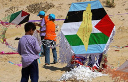 Jongens maken vlieger met kaart Isra&euml;l startklaar
