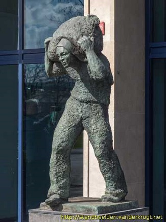 Foto standbeeld van havenarbeider met kappie