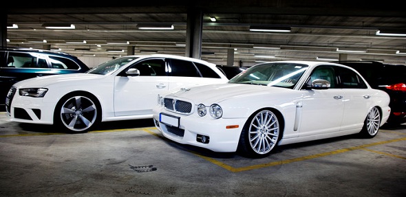 Foto van twee witte dure auto�s