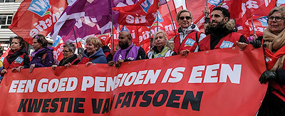 Foto demo met spandoek goed persioen kwestie van fatsoen