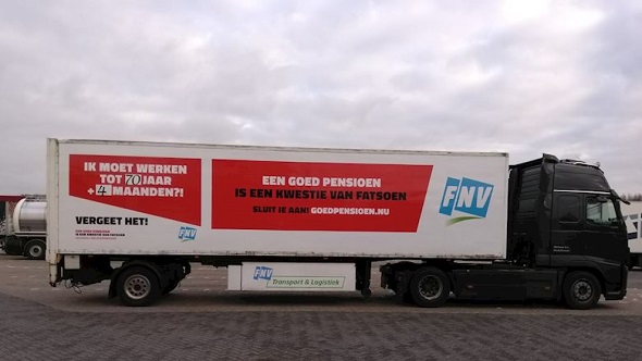 Foto vrachtwagen met pensioenleus van FNV