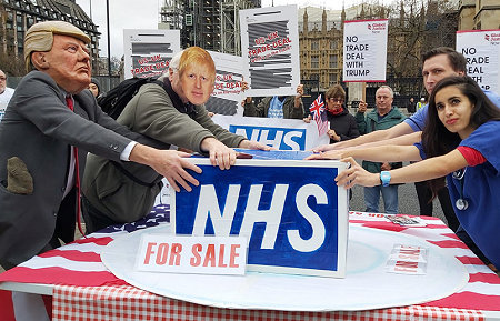 Foto Picket: Trump en Johnson tegen NHS personeel