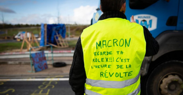 Geel hesje: Macron kijkt op je Rolex. Het is tijd voor opstand.