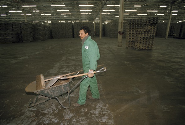 Foto van arbeider met kruiwagen