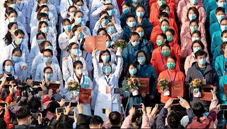Chinees medisch personeel met mondkapjes krijgen certificaat