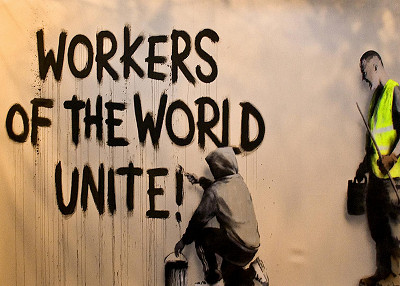 Geelhesje kijkt naar kalker Workers of the World Unite!