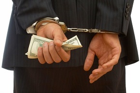 Foto achterzijde geboeide man met dollars in zijn handen