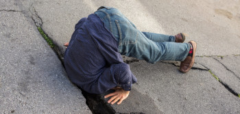 Man met hoofd in straat (om iets te bekijken)