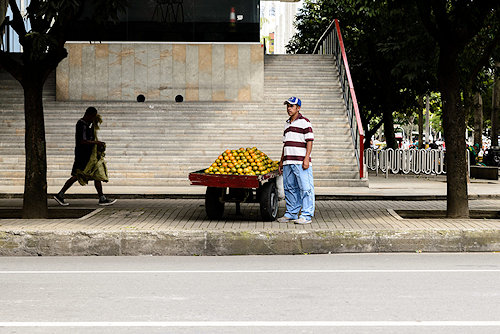 Foto eenzame fruitverkoper voor kantoorgebouw